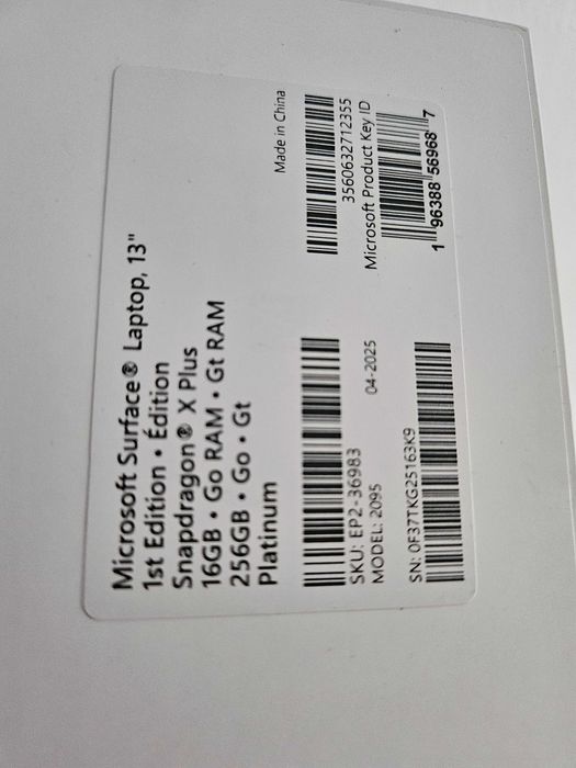 Microsoft Surface x plus snapdragon sigilat la cutie.