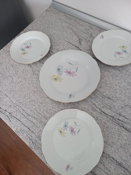 Vand un platou si 3 farfurii pentru prajituri in perfecta stare
Dimens