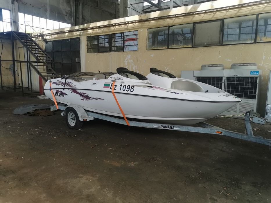 Лодка Yamaha 270 с колесар