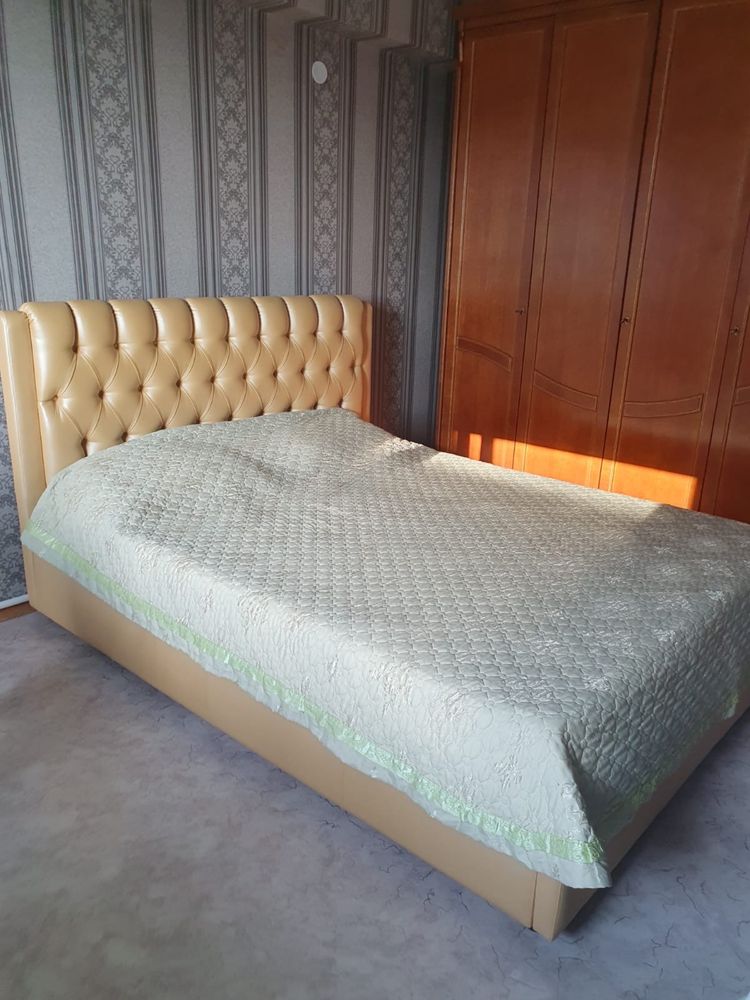 Продам двуспальную кровать с матрасом