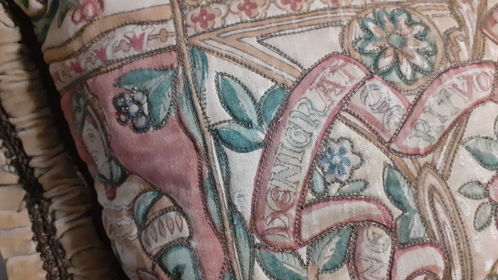 Perna veche decorativa, cusuta manual, tapiserie Origine Franta.