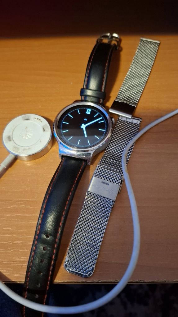 Vând smartwatch Huawei W1 stare buna curele aproape noi