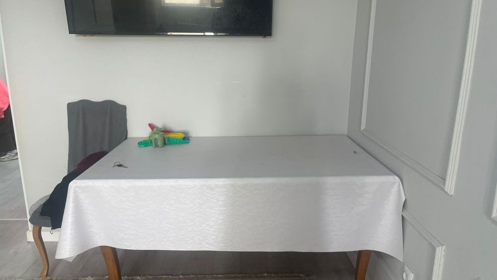 Продаю стол со стульями.