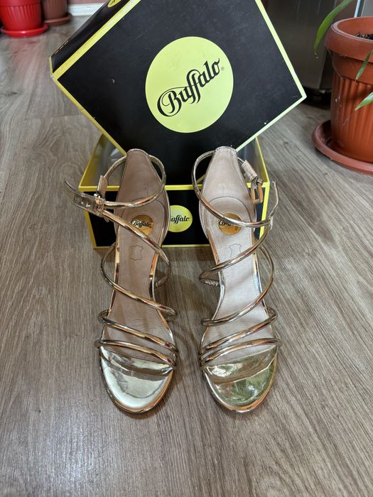 Елегантни сандали Buffalo