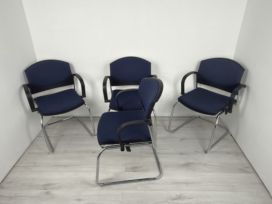 Офис столове в тъмносин цвят подходящи за конферетни зали  или срещи;