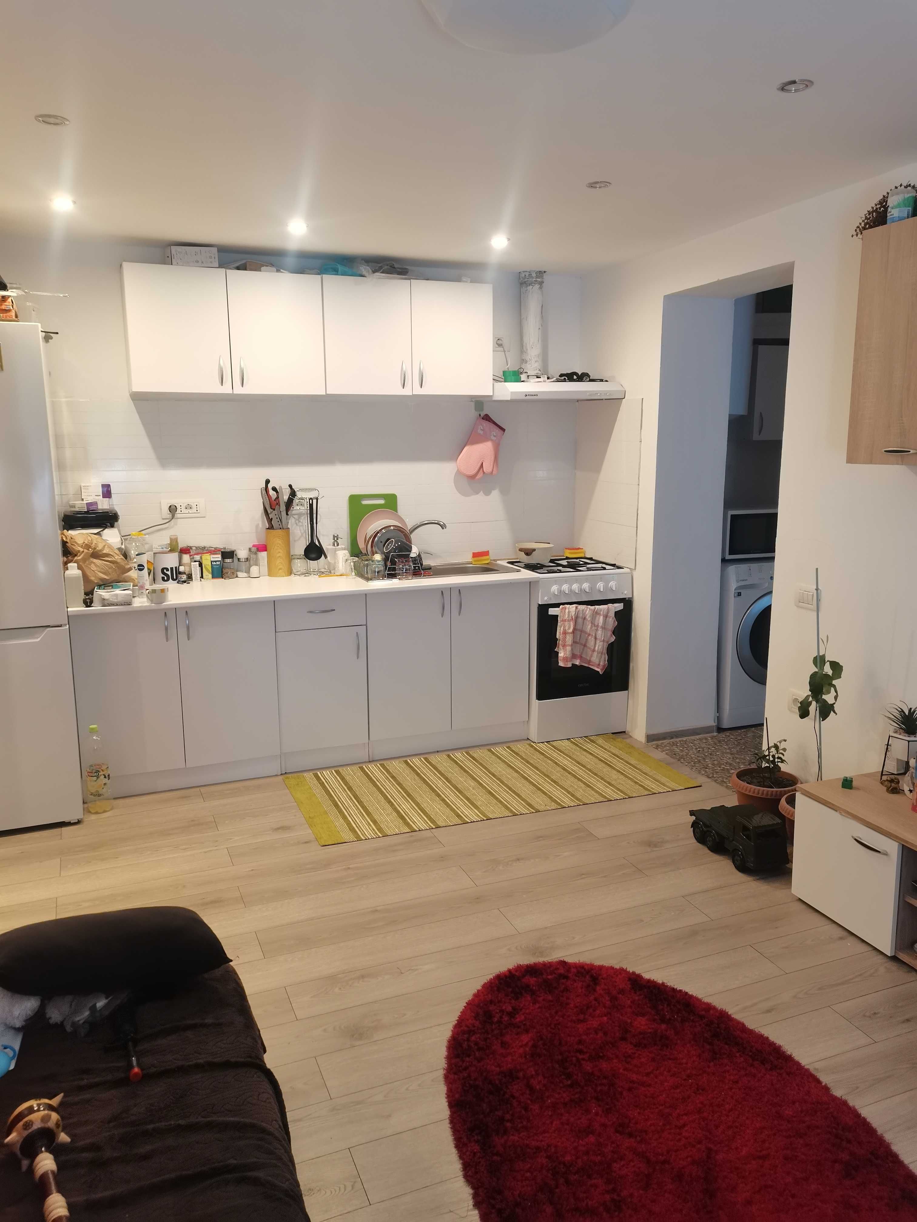 Vand apartament transformat în 3 camere