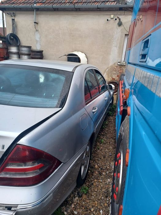 Dezmembrez Mercedes w203 c220