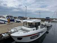 Моторна яхта Beneteau Barracuda 7