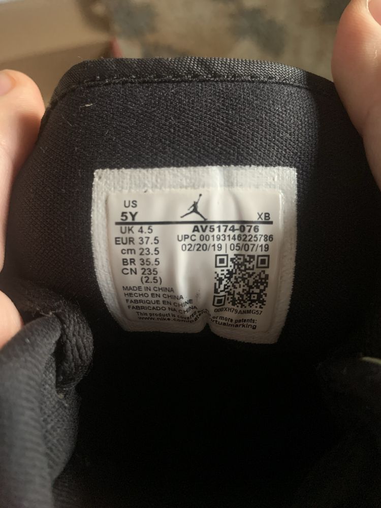 Adidași Nike Air Jordan 1 Mid SE cu talpa fosforescentă