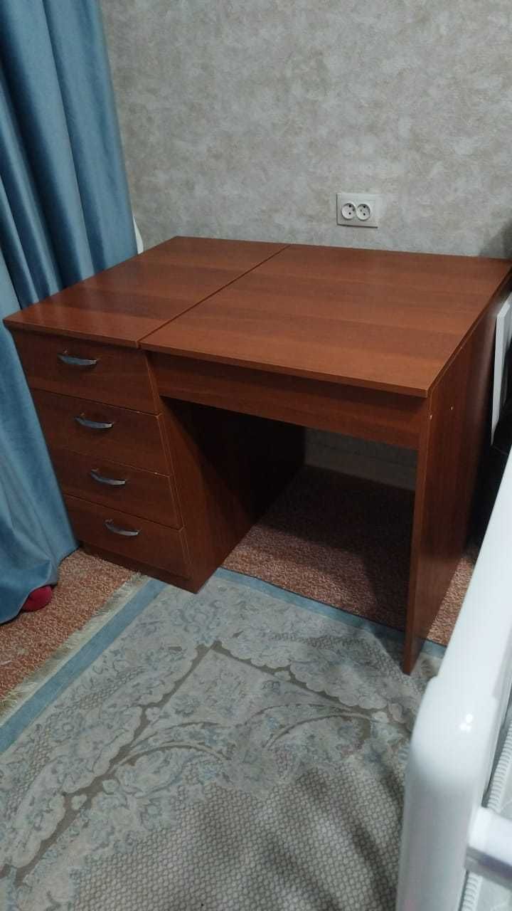 Стол как новый  качественный