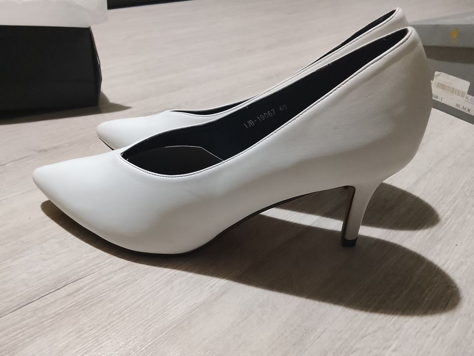 Официални обувки на тънък ток,нови,неизползвани, 40номер