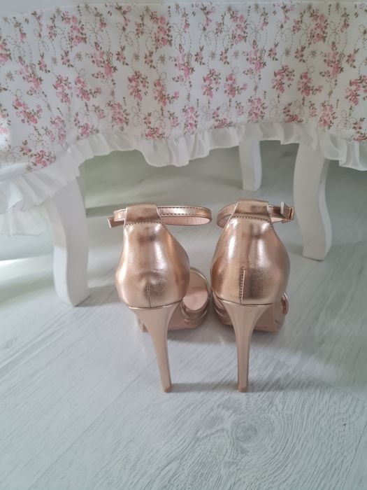 Sandale cu toc cui