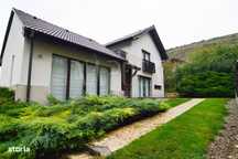 Casa 4 camere de vanzare in Floresti