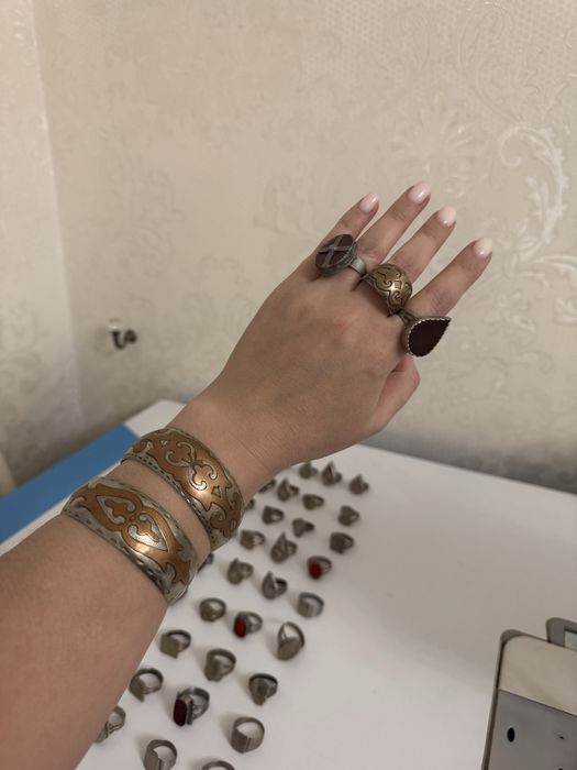 Білезіктер , жүзіктер күміс.