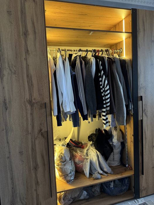 Срочно продам трюмо со шкафом