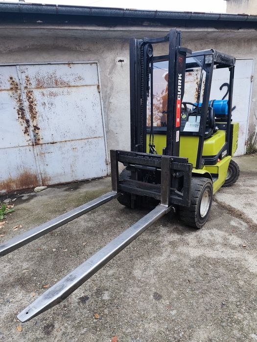 Продавам газокар Кларк 3 тона