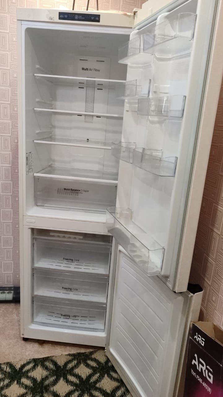 Продам Холодильник бежевого цвета LG. 140.000.т