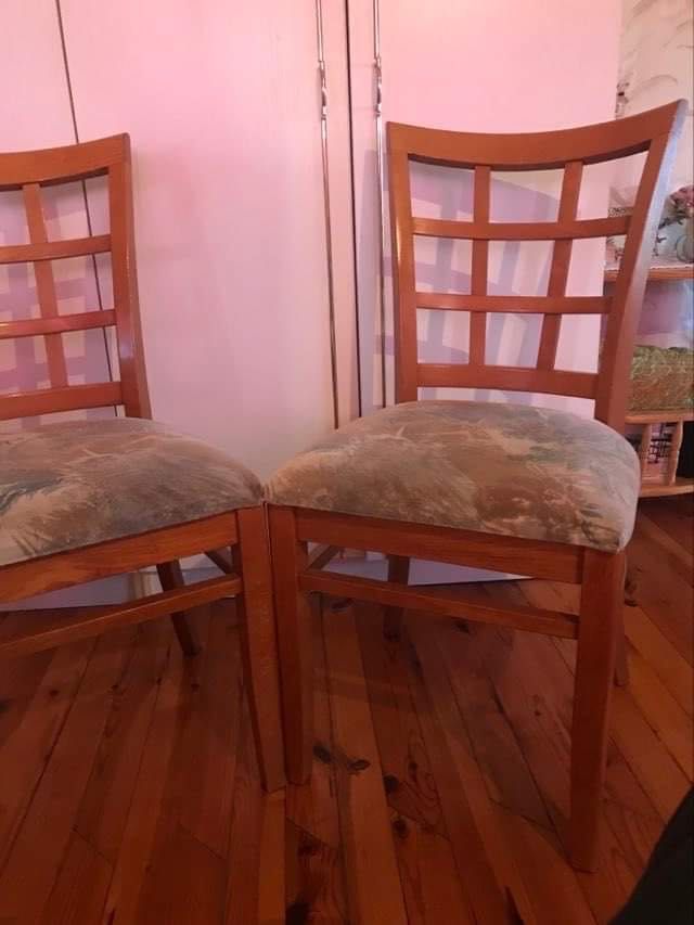Дървени столове с тапицерия