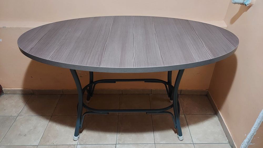 Стол в идеальном состоянии длина 140 см, ширина 80 см