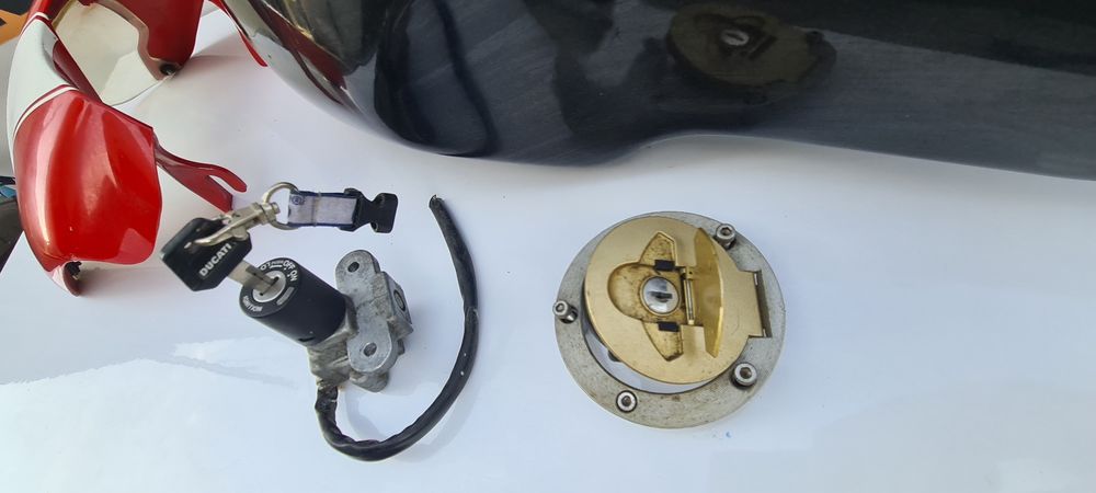 Rezervor plastic Ducati Monster cu carena far contact chei
