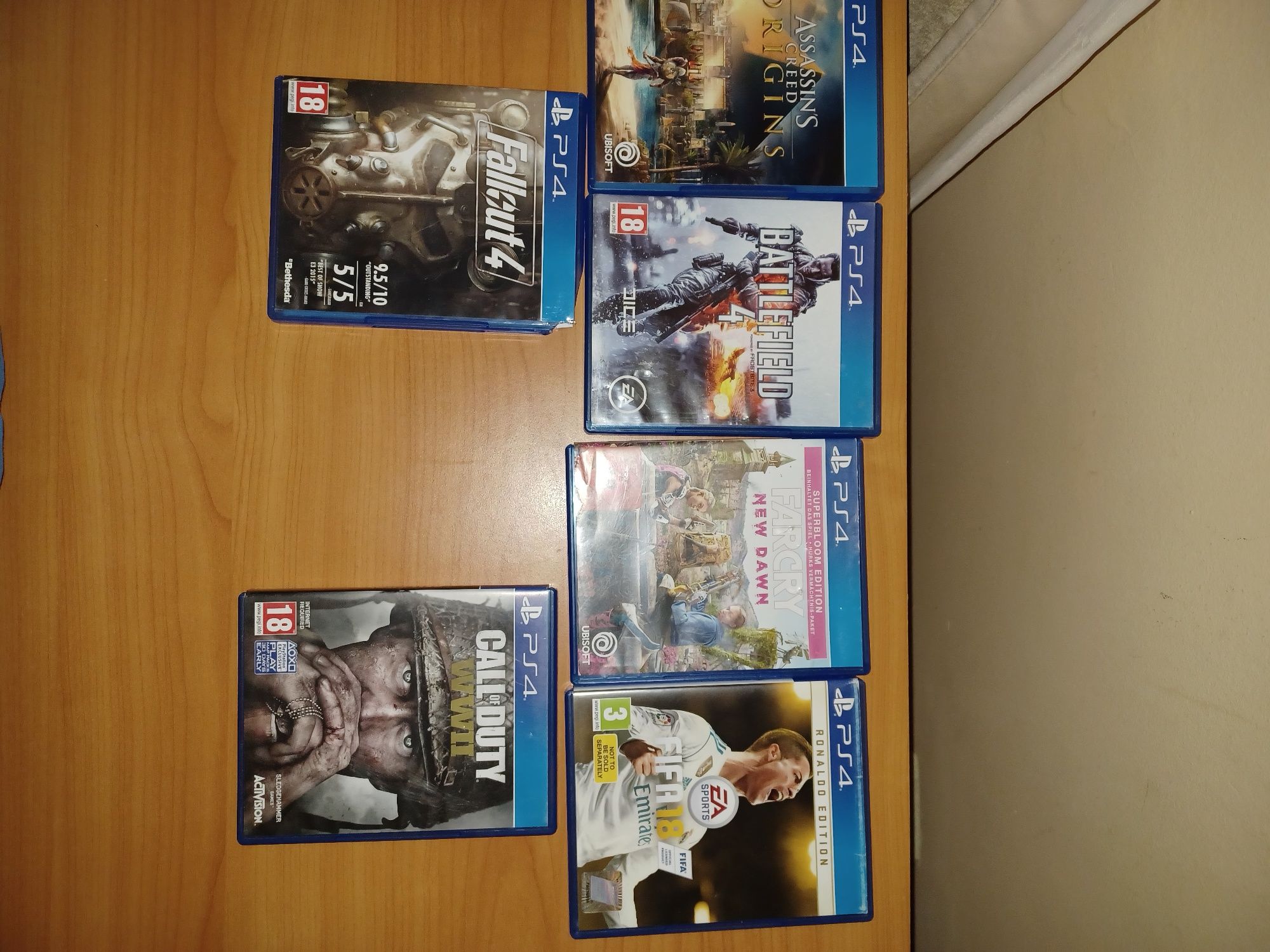Vând PS4 500GB cu mentenanță, jocuri și 3 controllere originale