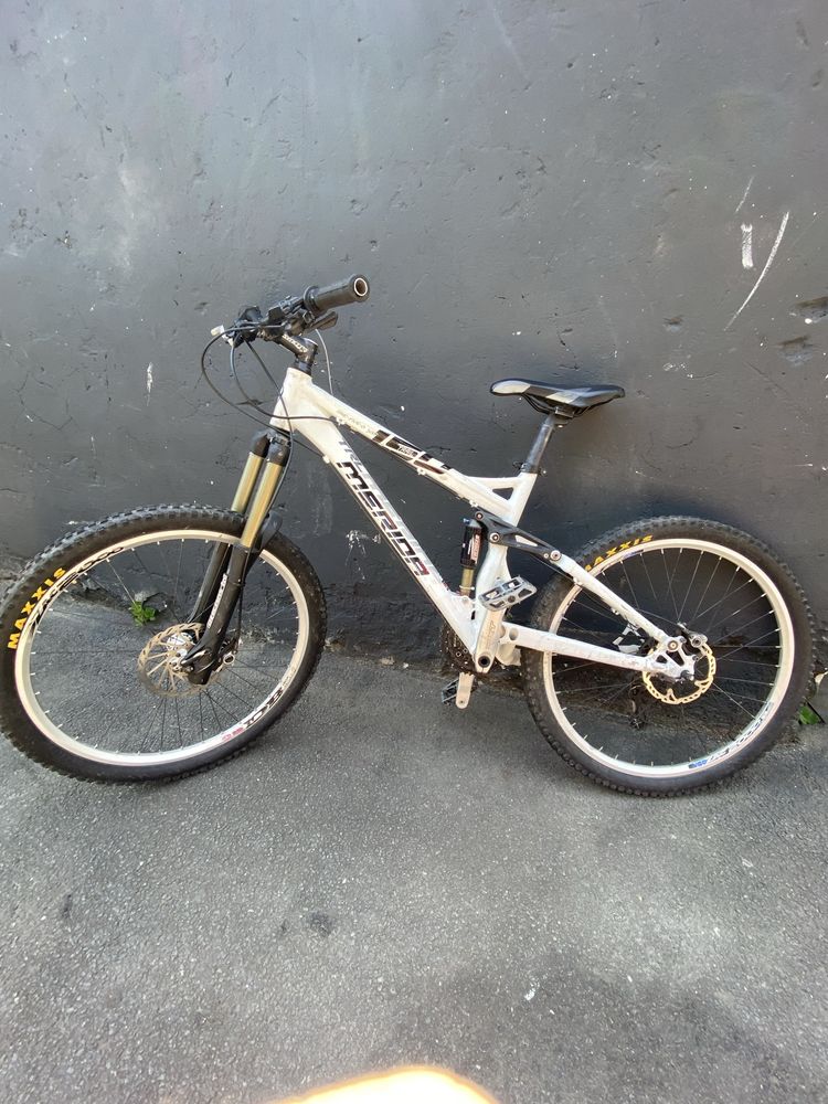 Bicicleta merida full suspension