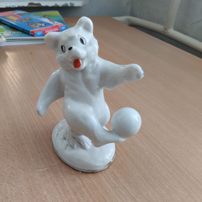 Мишка с мячом редкии статуэтка.