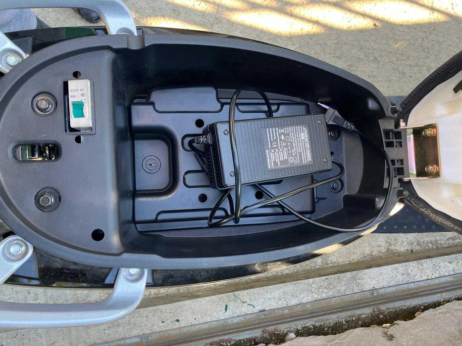 Vând scuter electric RKS R8