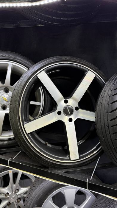 215/35/R18 Vossen diska balon