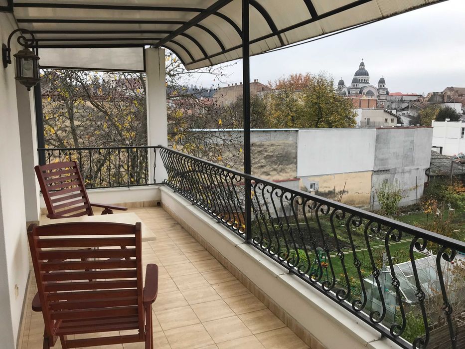 Inchiriez apartament cu doua camere, 75 mp, terasa de 14 mp, parcare
