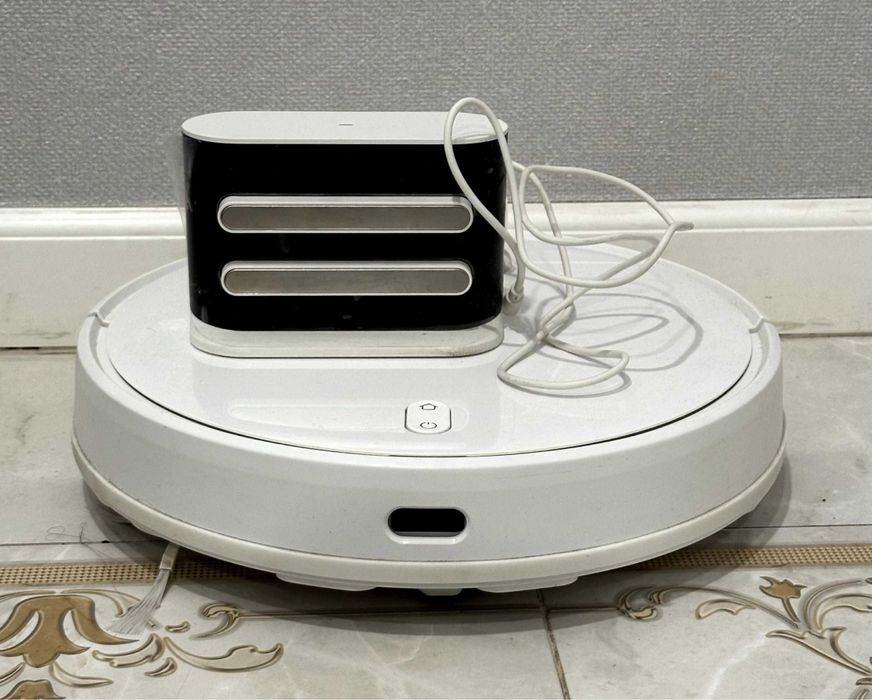 Продам робот пылесос Xiomi Mi Robot Vacuum-Mop P white