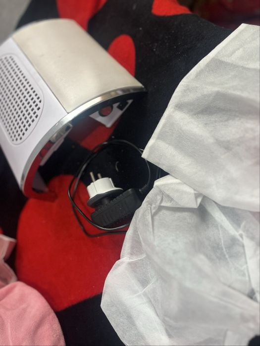 Aspirator praf unghii