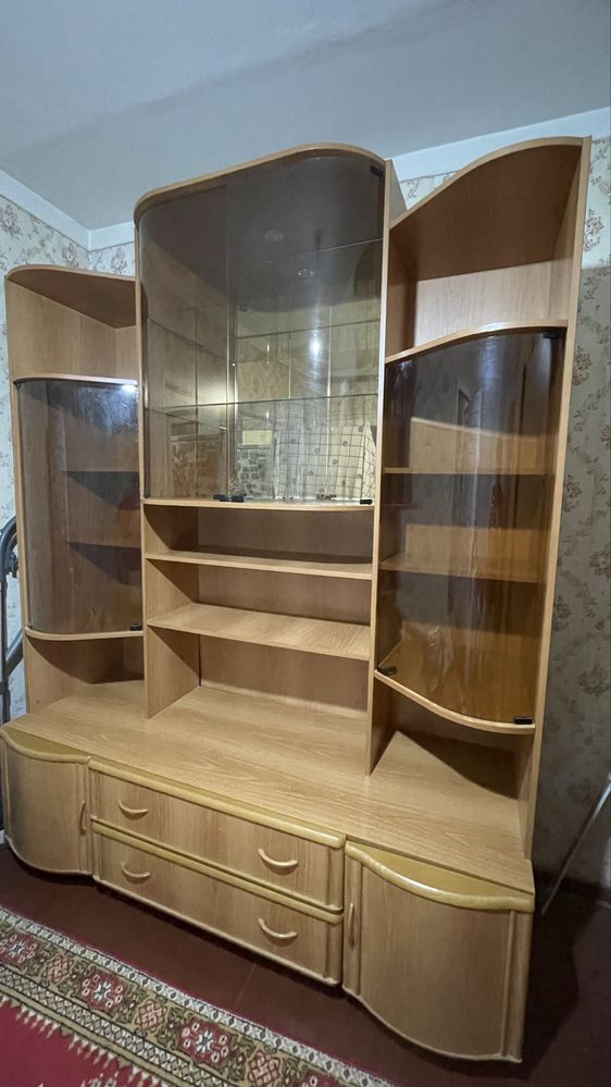 Продается сервант, шкаф для посуды