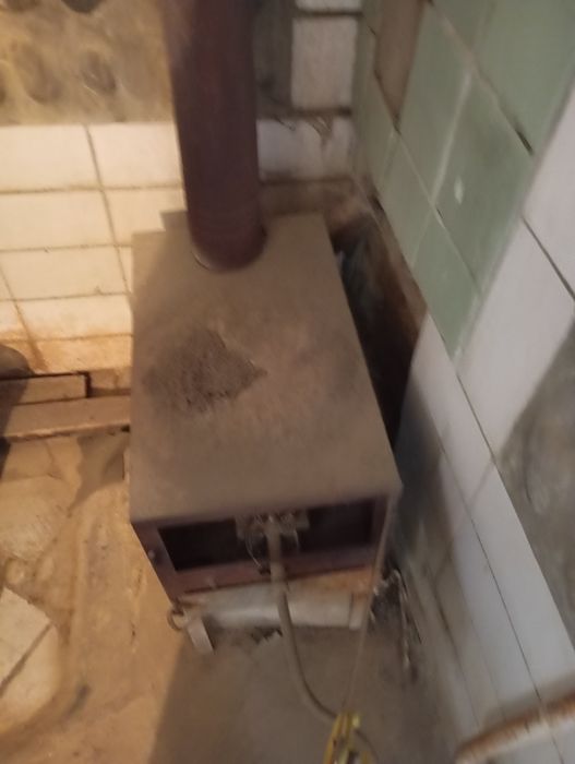 Печка темирдан газ ва утинда ишлайди
