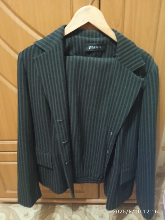 Продам костюм женский. Брюки, пиджак. Ткань стрейч. Цена_ 2000..