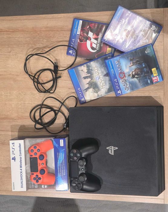 Playstation 4 Pro 2 джойстика +4 игри