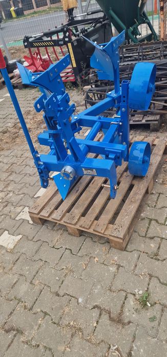 Plug reversibil 2 brazde pentru tractor 25-30 cp Greutate 150 kg pret