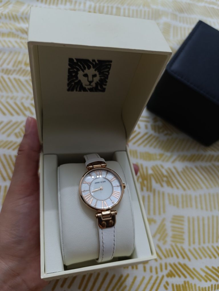 Продаю часы оригинал Anne Klein