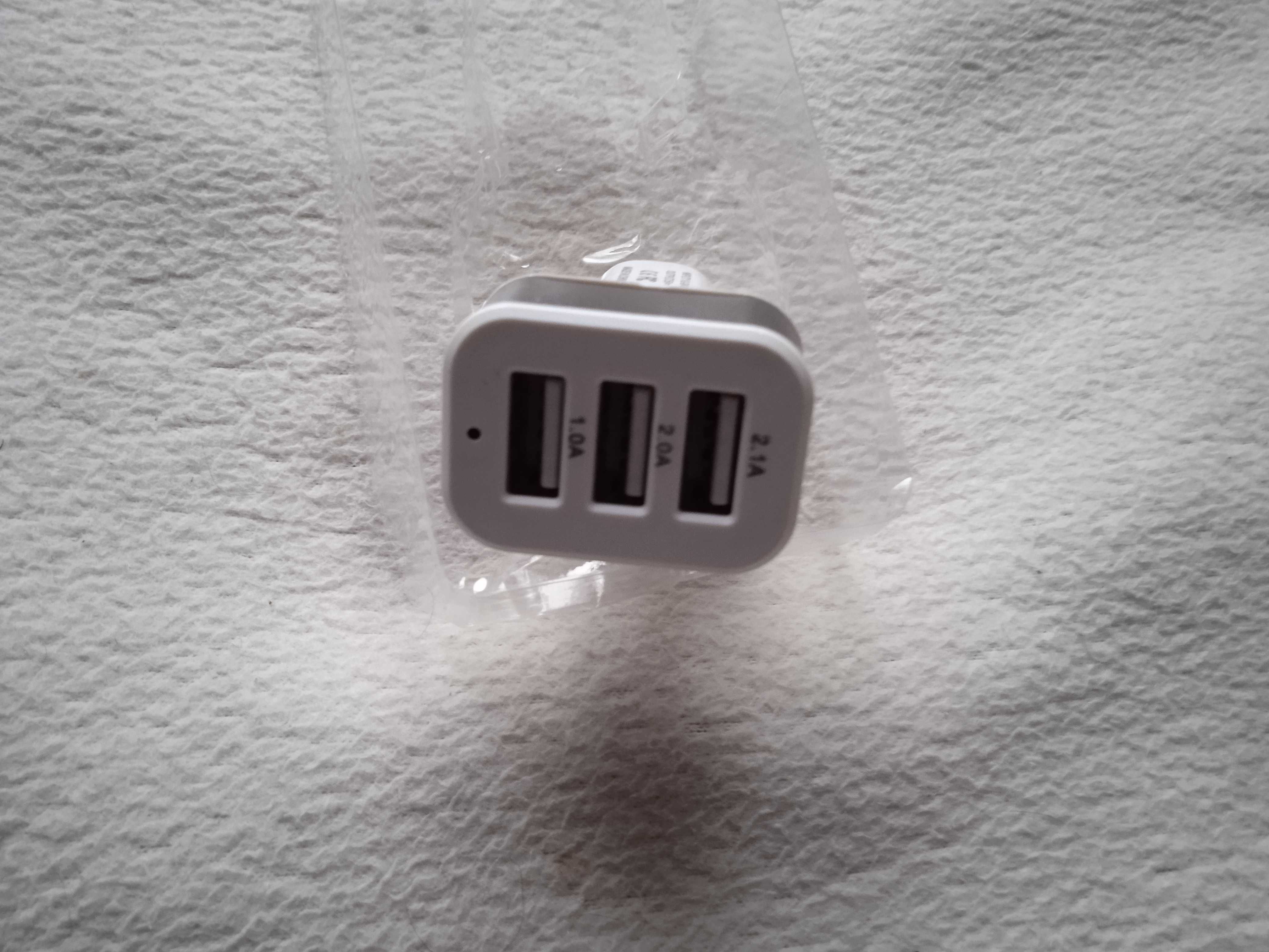 Adaptor Priza Bricheta tripla auto,12-24V, 3 x USB,nou.