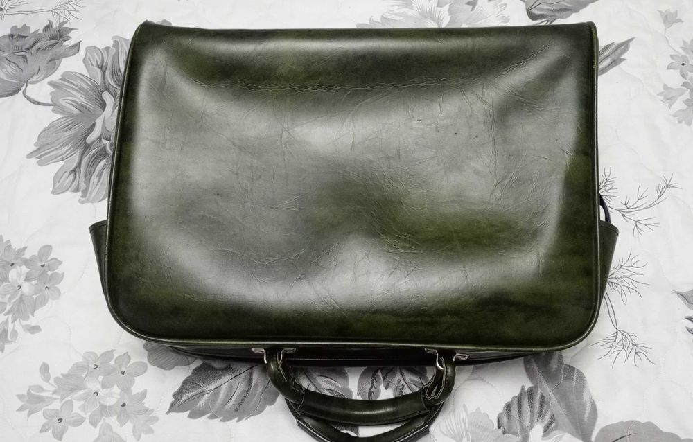 Зелена кожена чанта , отлична!