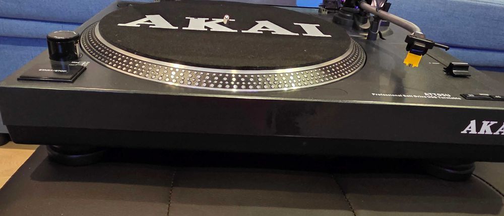 Продавам перфектен грамофон AKAI ATT05U
