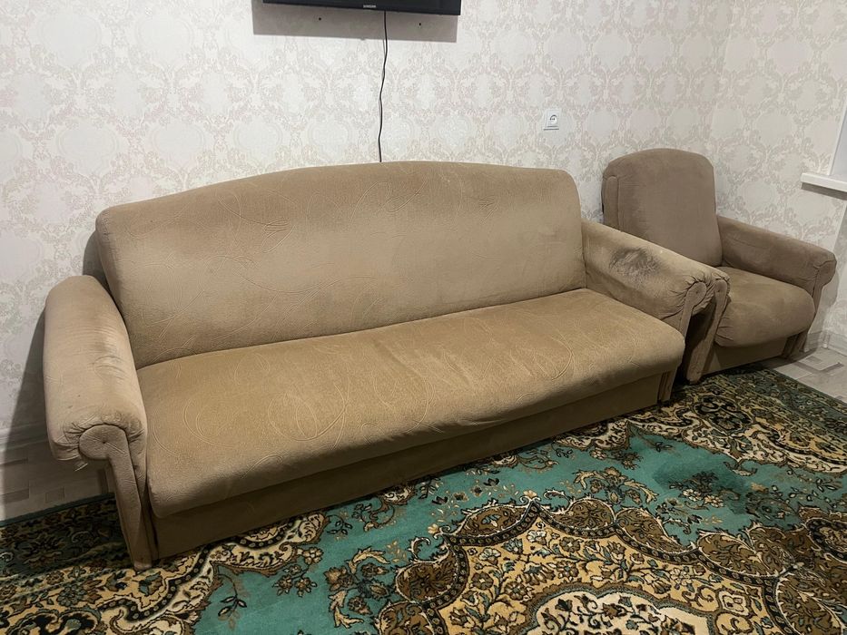 Диван с двумя креслами.