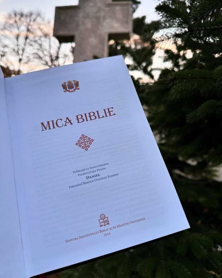 Mica Biblie legată în piele naturală
