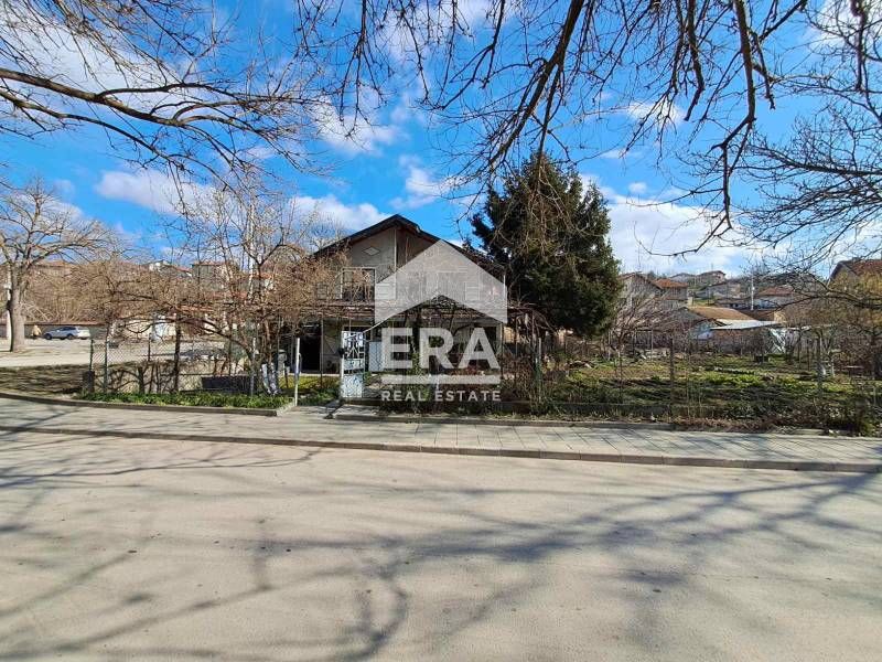 Двуетажна тухлена къща за продажба, с двор, складови постройки и таван