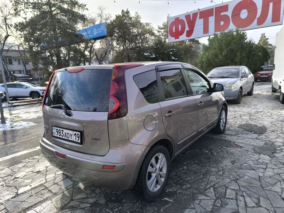 Nissan Note 2010 автомат