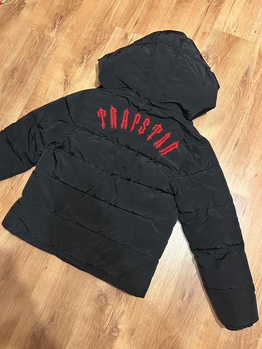 geaca trapstar neagra cu scris rosu