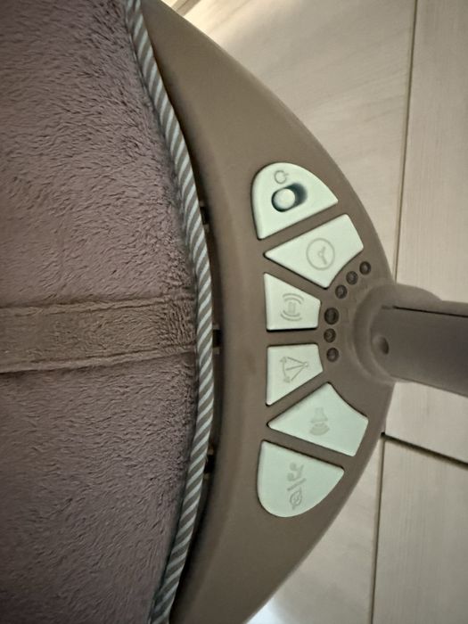 Бебешка люлка / шезлонг с функция люлеене, звък и вибрация.