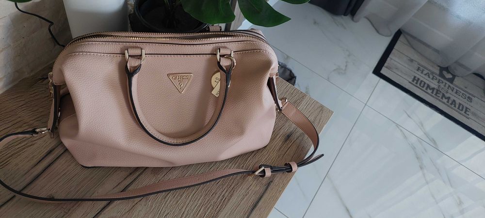 Дамска чанта GUESS