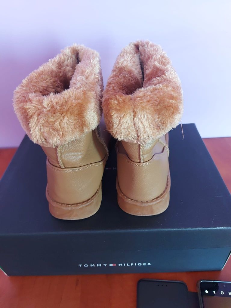 Vand Ghete Dama UGG cu Blanita Mărimea 38