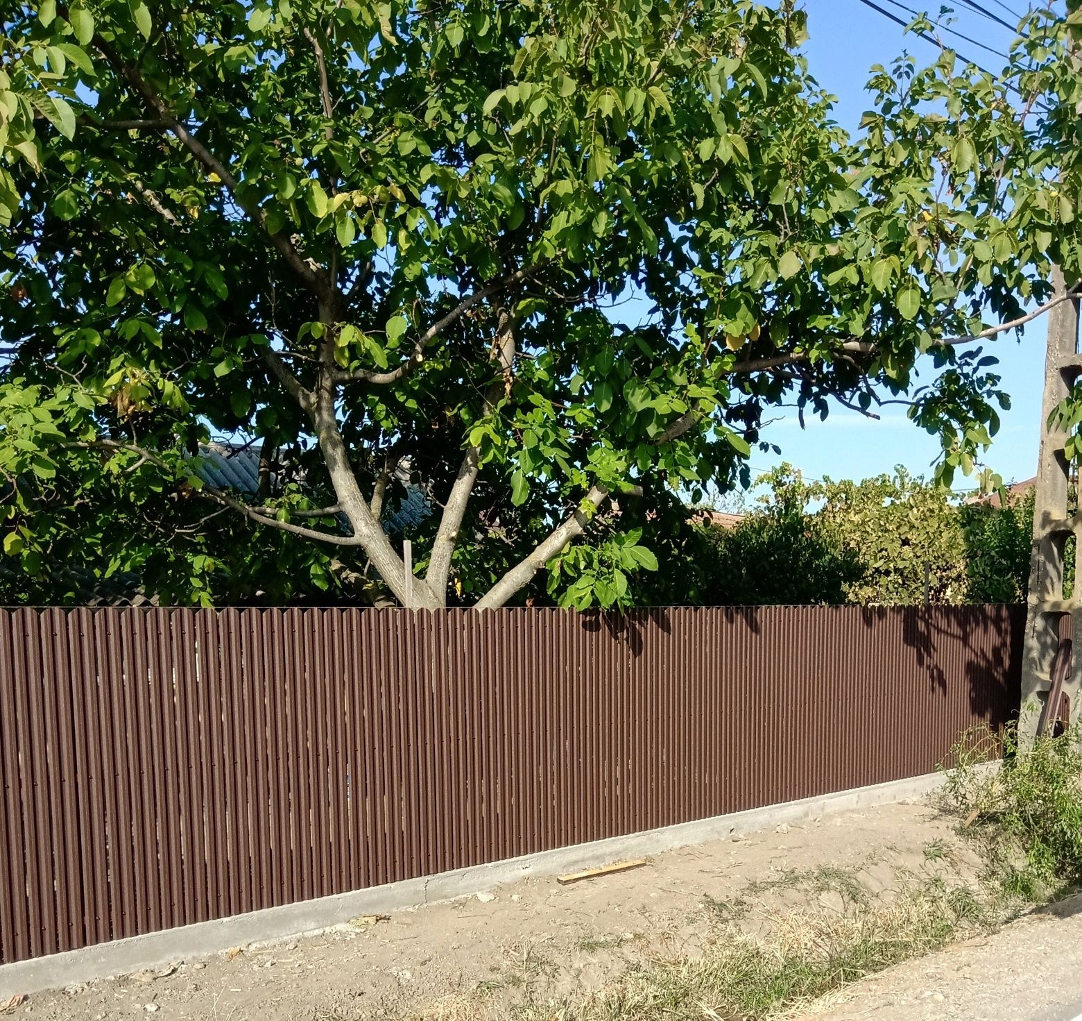 Facem garduri pentru dumneavoastra garduri si porti din:
- șipcă metal